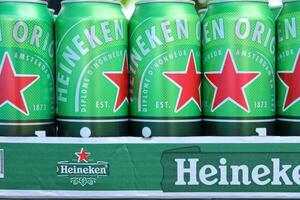 kharkov, ucrânia - 31 de julho de 2021 latas verdes de cerveja heineken lager produzidas pela cervejaria holandesa heineken nv foto