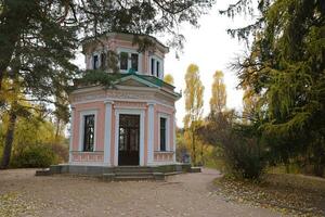 cênico Visão do Rosa pavilhão em ilha do anti-circo dentro sofiyivka parque, uman foto