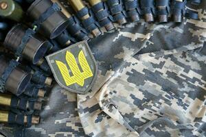 ucraniano exército símbolo em máquina arma de fogo cinto mentiras em ucraniano pixeled militares camuflar foto