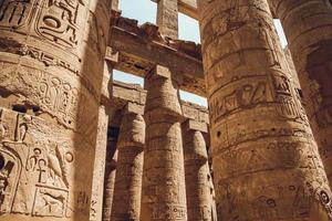 colunas com hieróglifos no templo karnak em luxor, egito. viajar por
