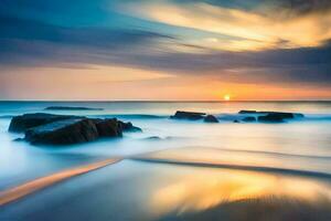 uma grandes exposição fotografia do a Sol configuração sobre a oceano. gerado por IA foto