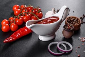 molho vermelho ou ketchup em uma tigela e ingredientes para cozinhar foto