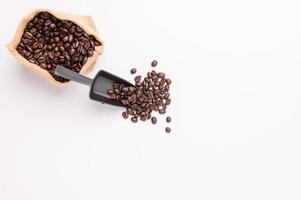 cena de fundo branco de grãos de café foto