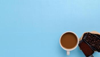 caneca de café, grãos de café, café moído em um fundo azul foto