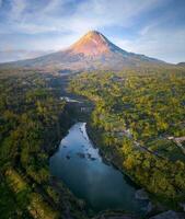 sereno campo reflexões majestoso montanhas, pacífico lago, e grande horizonte, de tirar o fôlego natureza, sereno interior, reflexivo lago, majestoso montanhas, tranquilo céu. perfeito para viagem. foto