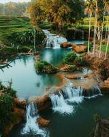 tranquilo cascata dentro outono floresta, outono rio com vibrante folhagem, tranquilo e não urbano, cercado de majestoso árvores foto