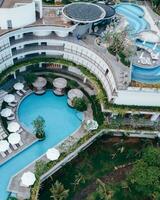 pemandangan hotel di bali menakjubkan dengan Kolam Renang dan taman rimbun foto