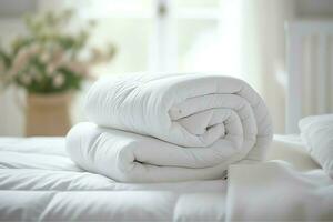 lindo luxo confortável branco travesseiro e cobertor em cama decoração. luxo branco baixa edredom conceito de ai gerado foto