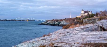 pôr do sol em newport, ilha de Rhode no farol da colina do castelo foto