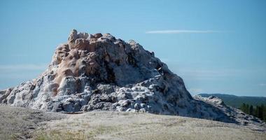 monte alto de gêiseres no parque nacional de Yellowstone em Wyoming foto