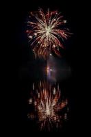 reflexo de fogos de artifício no lago foto