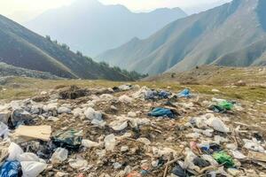 de Meio Ambiente problema plástico lixo ou Lixo dentro a montanha a partir de global aquecimento. poluição conceito de ai gerado foto