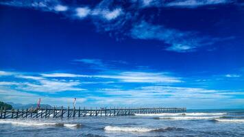 de praia debaixo a azul céu foto