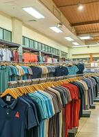 linha do elegante pólo Camisetas para homem em de madeira cabide ou prateleira dentro uma roupas boutique varejo fazer compras conceito de ai gerado foto