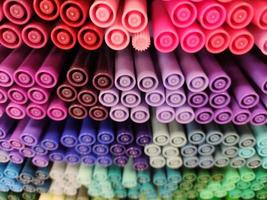 canetas coloridas em muitas cores diferentes foto