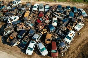 ferrugem velho lixo carros com meio Ambiente poluição dentro ferro-velho para reciclando. abandonado carro desperdício conceito de ai gerado foto