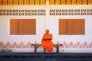 monges da Tailândia com um livro foto
