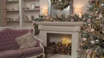 celebração de Natal em um interior aconchegante com árvore de ano novo decorada, lareira e sofá. hora da noite. férias de inverno