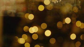 cintilantes círculos coloridos abstratos desfocados vídeo luzes de Natal. luzes de fada turva. fora de foco árvore de Natal de fundo de férias. luz bokeh da árvore de natal. foto