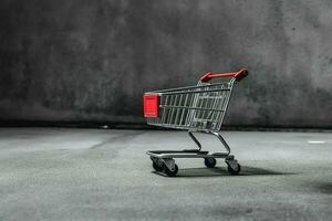 composição do Preto Sexta-feira compras carrinho com presente caixas ou bolsas em Sombrio fundo e cópia de espaço conceito de ai gerado foto