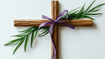 uma cristão de madeira Cruz crucifixo placa com verde Palma folhas Como religioso feriado. Palma domingo evento conceito de ai gerado foto