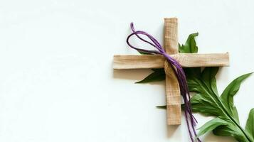 uma cristão de madeira Cruz crucifixo placa com verde Palma folhas Como religioso feriado. Palma domingo evento conceito de ai gerado foto