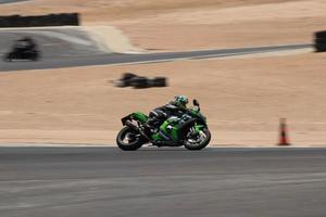 cidade, país, mmm dd, aaaa - competição de motocicleta em uma pista de corrida foto