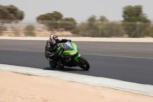 cidade, país, mmm dd, aaaa - competição de motocicleta em uma pista de corrida foto