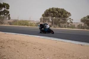 cidade, país, mmm dd, aaaa - competição de motocicleta em uma pista de corrida foto