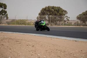 cidade, país, mmm dd, aaaa - competição de motocicleta em uma pista de corrida foto