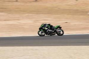 cidade, país, mmm dd, aaaa - competição de motocicleta em uma pista de corrida foto