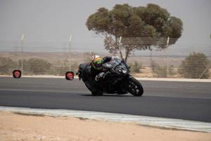 cidade, país, mmm dd, aaaa - competição de motocicleta em uma pista de corrida foto