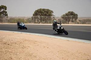 cidade, país, mmm dd, aaaa - competição de motocicleta em uma pista de corrida foto