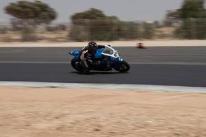 cidade, país, mmm dd, aaaa - competição de motocicleta em uma pista de corrida foto