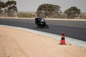 cidade, país, mmm dd, aaaa - competição de motocicleta em uma pista de corrida foto
