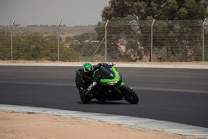 cidade, país, mmm dd, aaaa - competição de motocicleta em uma pista de corrida foto