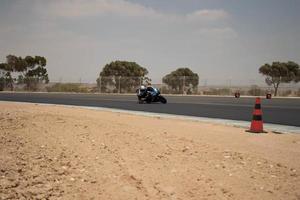 cidade, país, mmm dd, aaaa - competição de motocicleta em uma pista de corrida foto