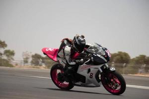 cidade, país, mmm dd, aaaa - competição de motocicleta em uma pista de corrida foto