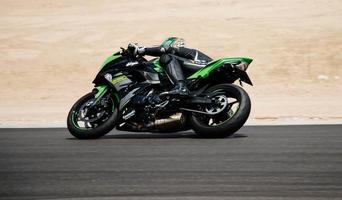 cidade, país, mmm dd, aaaa - competição de motocicleta em uma pista de corrida foto