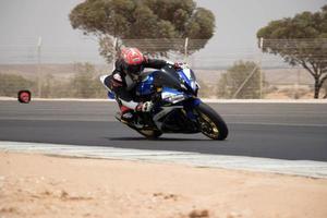 cidade, país, mmm dd, aaaa - competição de motocicleta em uma pista de corrida foto