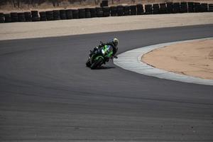 cidade, país, mmm dd, aaaa - competição de motocicleta em uma pista de corrida foto