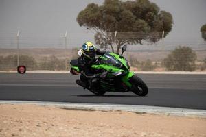 cidade, país, mmm dd, aaaa - competição de motocicleta em uma pista de corrida foto