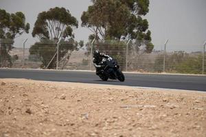 cidade, país, mmm dd, aaaa - competição de motocicleta em uma pista de corrida foto