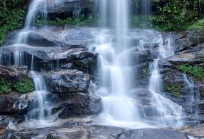 água fluindo em uma bela cachoeira foto