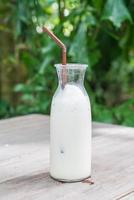 garrafa de milk-shake de baunilha em madeira foto
