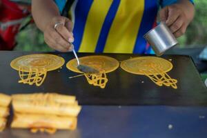 passos para fazer panqueca rolos creme ao ar livre faço de várias pequeno panquecas às a mesmo tempo. foto