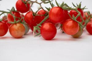 cereja tomates em uma branco fundo foto