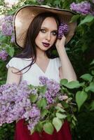 uma elegante menina com Sombrio cabelo, uma Primavera retrato dentro lilás tons dentro verão. brilhante profissional inventar. foto