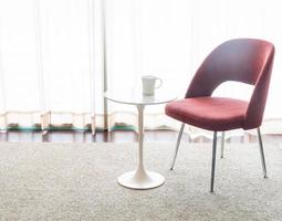 xícara de café com bela cadeira de luxo e decoração de mesa no interior da sala de estar para o fundo - filtro vintage