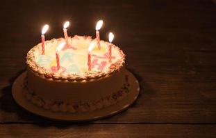 bolo de feliz aniversário na mesa foto